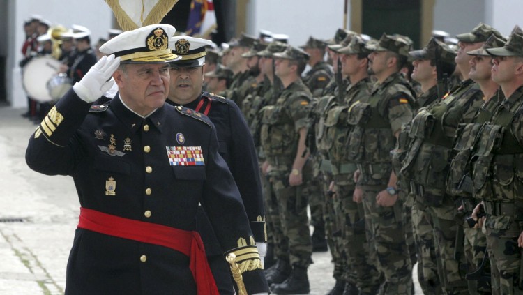 El general Juan Chicharro, actual president de la Fundació Francisco Franco i ex-ajudant de camp del monarca emèrit Joan Carles I, passa revista a les tropes| EFE