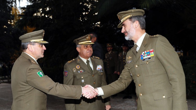 El general Ramón Pardo de Santayana, denunciat per l’excapitana Zaida Cantera per assetjament laboral, saludant Felip VI