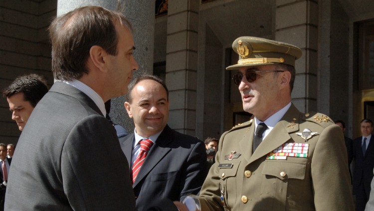 Carlos Villar, excap de l’estat major de l’exèrcit de terra, va fitxar per l’empresa armamentística General Dynamics Santa Bábara Sistemas. 