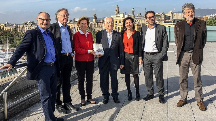 Borja de Riquer, flanquejat per coordinadors d'època i editors al Museu d'Història. Esteve Plantada