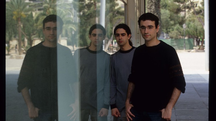 Xavi Sarrià i Robert Fernàndez, membres d'Obrint Pas, el 2002. Rafa Gil / Arxiu