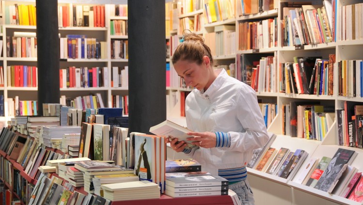 Una lectora fulleja novetats.. Prats i Camps