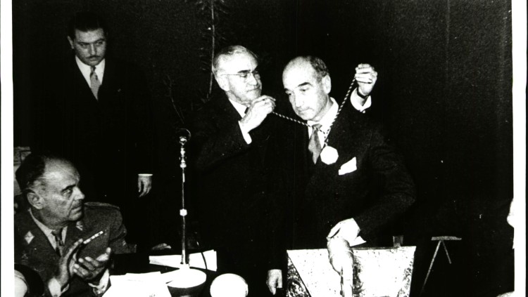 Ignasi Villalonga sent condecorat. Arxiu El Temps