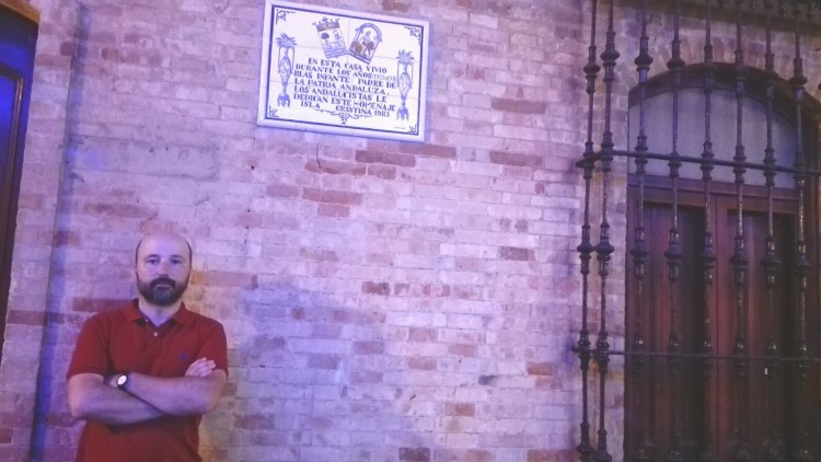 Carlos Ríos, coordinador nacional de Nación Andaluza, a la casa de Blas Infante d'Isla Cristina. Nación Andaluza