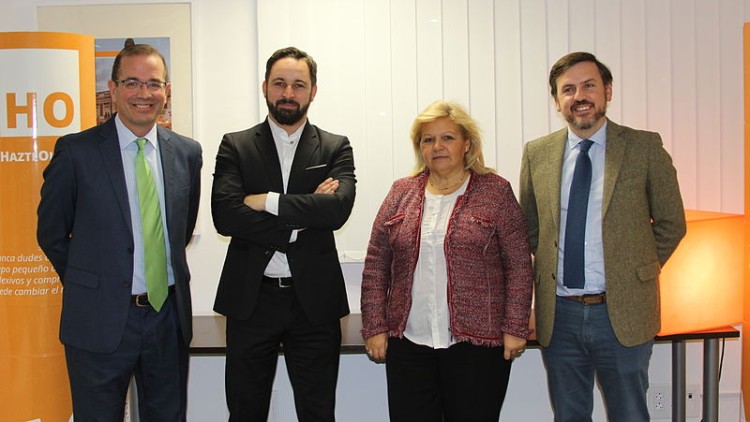  Imatge de la tertúlia d'Hazte Oír. D'esquerra a dreta: Jaime Urcelay, Santiago Abascal, Ángeles Pedraza i Ignacio Arsuaga