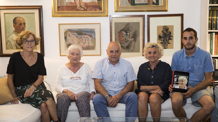 D'esquerra a dreta, Anna Maria Ponsatí (germana), Montserrat Obiols (mare), Oriol Ponsatí (germà), Berta Ponsatí (germana) i Jordi Malet (fill de Clara Ponsatí). Ariana Nalda