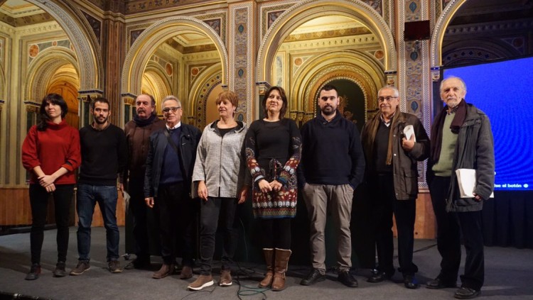 Víctimes de les tortures, membres de l'equip jurídic que ha participat de la querella i de la delegació de Memòria Històrica de la Diputació de València a la presentació de l'escrit registrat als jutjats