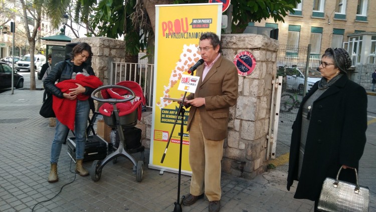 Les pacients víctimes de vulneracions lingüístiques junt amb el representant de Plataforma per la Llengua a la presentació del pla de xoc contra la 'valencianofòbia'| EL TEMPS