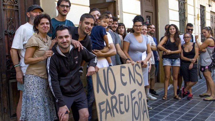 Aturament d'un dels desnonaments de la finca adquirida pel BBVA al carrer Vicent Brull. Lucas Guerra