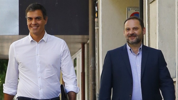 Pedro Sánchez i José Luis Ábalos, l'endemà de la victòria del primer a les primàries en què van enfrontar-se a Susana Díaz.. EFE