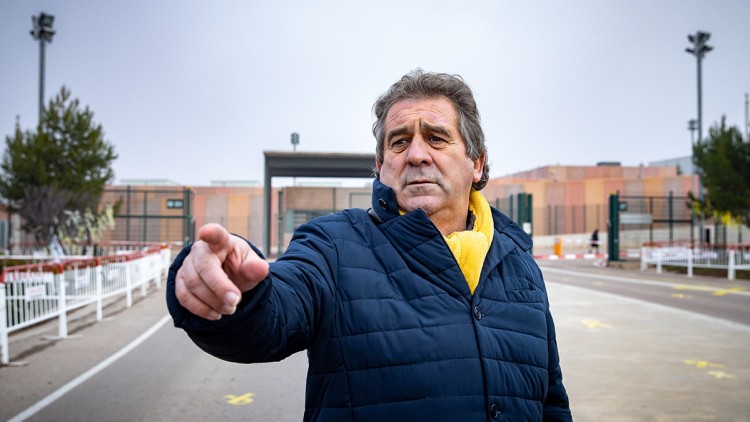 Josep Andreu, alcalde de Montblanc en vaga de fam, a l'eixida de Lledoners. Robert Ramos