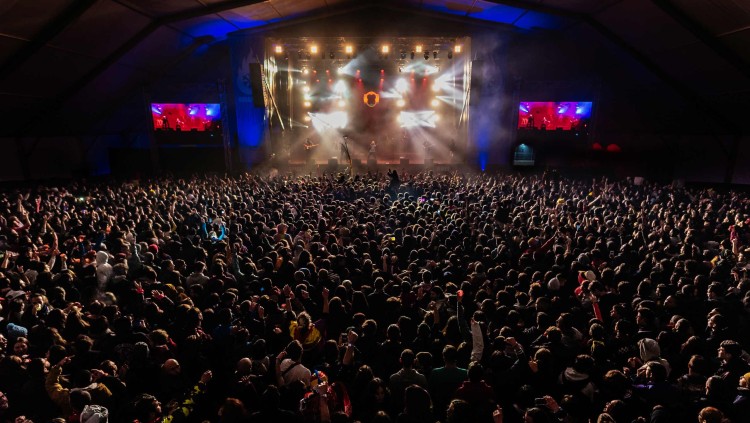 La carpa del Festivern de gom a gom durant el concert de Zoo| Festivern/Adolf Boluda