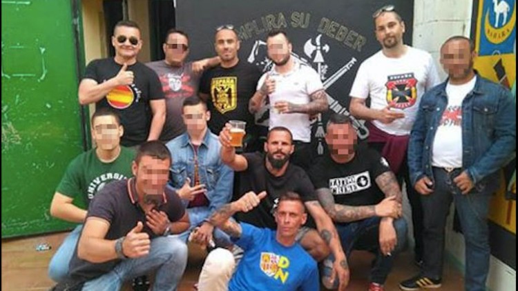 Membres de Democracia Nacional al local dels exlegionaris. A dalt i d'esquerra a dreta: Ramón Corpas, César Gallardo Solsona (detingut per l'atac al CP 3 Voltes Rebel) i Noel Caravaca Barnes. Al mig Antonio Castellón i sota seu Albert Bruguera.
