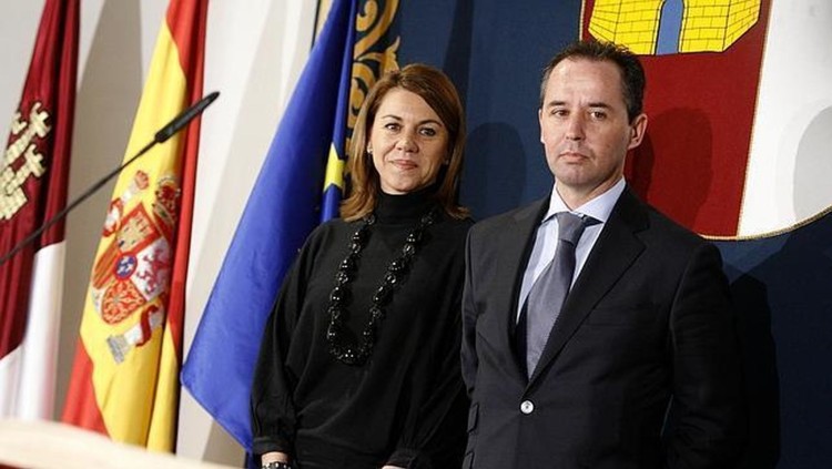 L'aleshores presidenta manxega, María Dolores Cospedal, i l'actual comissari Andrés Gómez Gordo| EFE