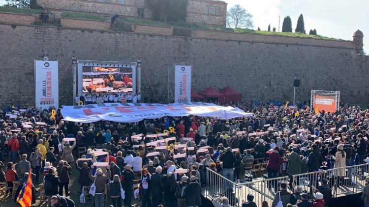Pancarta desplegada al castell de Montjuïc per Òmnium al final de l'acte 'Judici a la democràcia'. Es pot llegir 'Acusem l'Estat'.. Òmnium Cultural