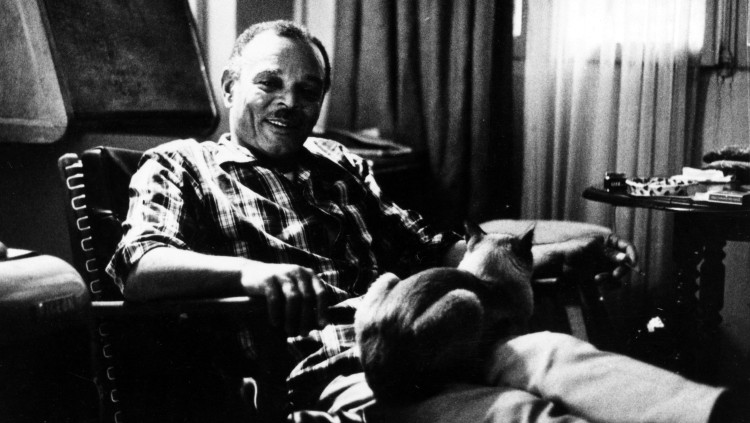 Chester Himes amb el seu gat Griot, que va donar nom a la casa de Moraira, Villa Griot