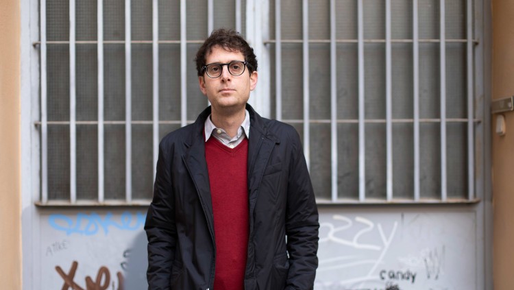 El periodista Lucas Marco —ubicat, en  la imatge, en la vella comissaria de policia de València— relata la trajectòria de la brigada del franquisme que perseguia els opositors a la dictadura| Eva Mañez