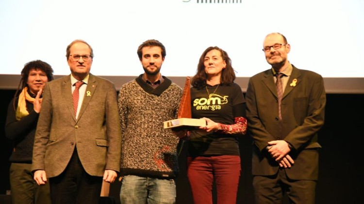 Membres de Som Energia posen amb el premi al costat de Quim Torra i del president de Plataforma per la Llengua, Òscar Escuder. Plataforma per la Llengua