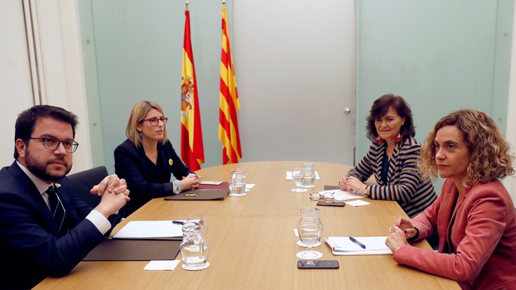 Elsa Artadi, Pere Aragonès, Meritxell Batet i Carmen Calvo en reunió oficial el passat 20 de desembre. Efe