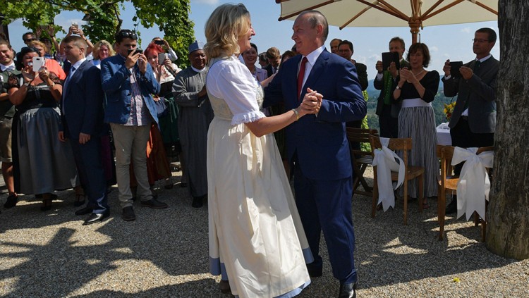 Karin Kneissl, ministra austríaca d'Exteriors, balla en una boda amb Vladímir Putin