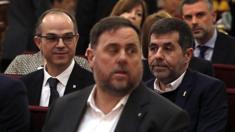 Els diputats electes Oriol Junqueras, Jordi Sànchez i Jordi Turull seuen al Suprem en el primer dia de judici. Efe