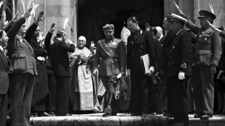 Franco surt de l'església de Santa Bàrbara, al convent de les Saleses, el 20 de maig de 1939, després de la benedicció del Cardenal Gomà. EFE