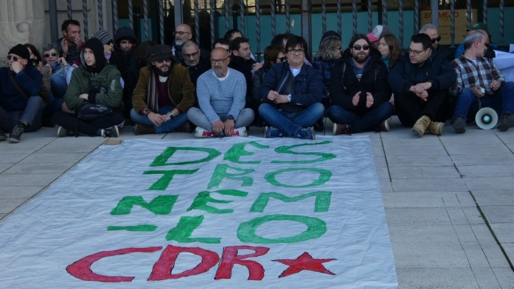 Membres del CDR, plantats contra el Rei davant del MNAC. CDRCatOficial