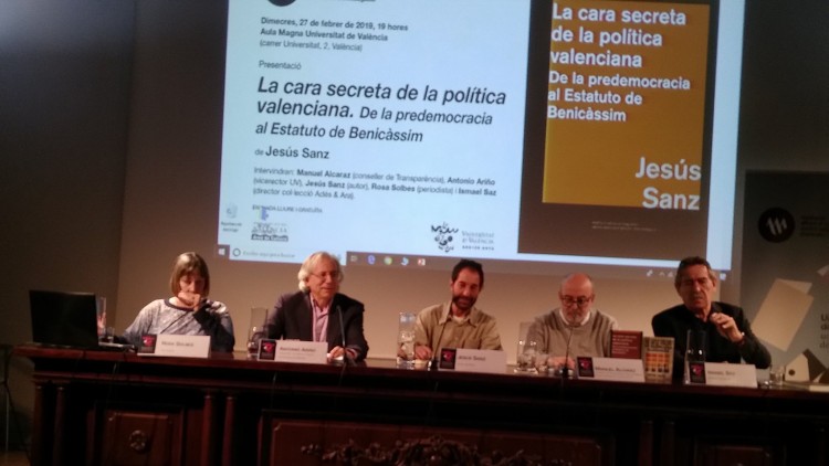 D'esquerra a dreta: la periodista Rosa Solbes, el vicerector de la UV Antonio Ariño, l'autor Jesús Sanz, el conseller de Transparència Manuel Alcaraz i l'historiador Isamel Saz| EL TEMPS