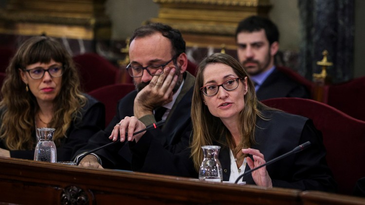 Marina Roig, Benet Salellas i Olga Arderiu, advocats dels encausats, al Tribunal Suprem. Efe