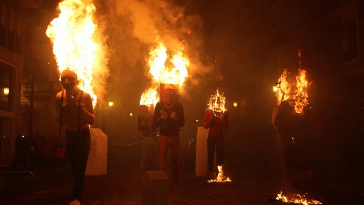 La falla de Lepanto-Gullem de Castro de l'any 2016 crema. Aquest monument representava els fenòmens migratoris que assetgen el planeta| Lepanto-Guillem de Castro