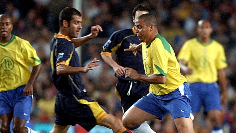 Pep Guardiola disputa una pilota amb Ronaldo en un partit Catalunya-Brasil el 2004. Efe