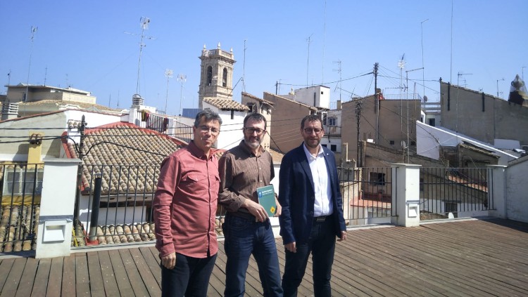Francesc Esteve, cap de l'Àrea de Recursos Lingüístics del Servei de Política Lingüística de la Universitat de València; Toni Gisbert, secretari d'Acció Cultural del País Valencià, i Alfons Esteve, cap tècnic del Servei de Política Lingüística de la UV, durant la presentació de la Llei d'Igualtat lingüística l'OCCC| EL TEMPS