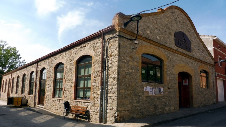 La Fàbrica, antiga nau industrial ubicada a Sant Martí Sesgueioles, protegit com a Bé d'Interès Cultural i fet servir com a col·legi electoral.. Isidre Blanc