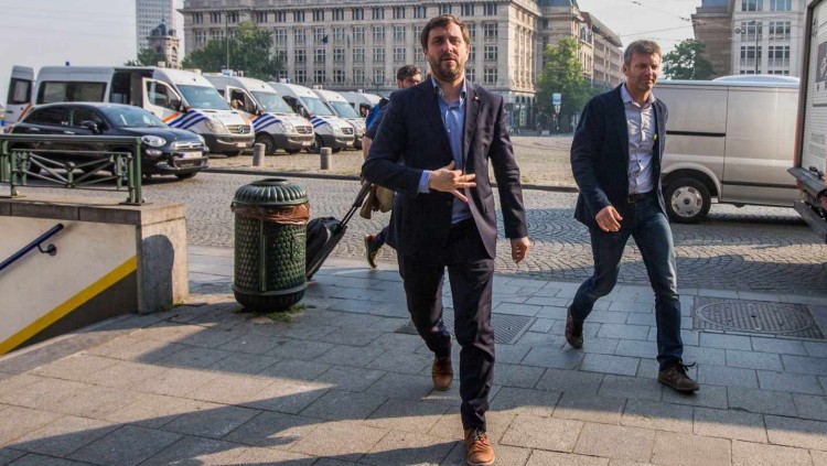 Toni Comín en l'arribada a Bèlgica. Efe