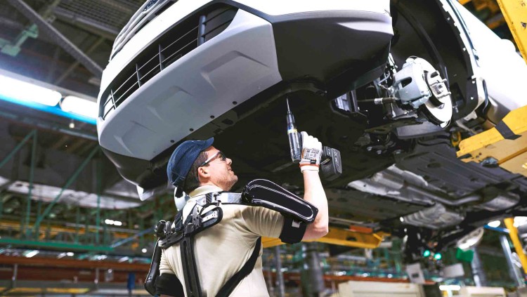 Treballadors en una planta automobilística.