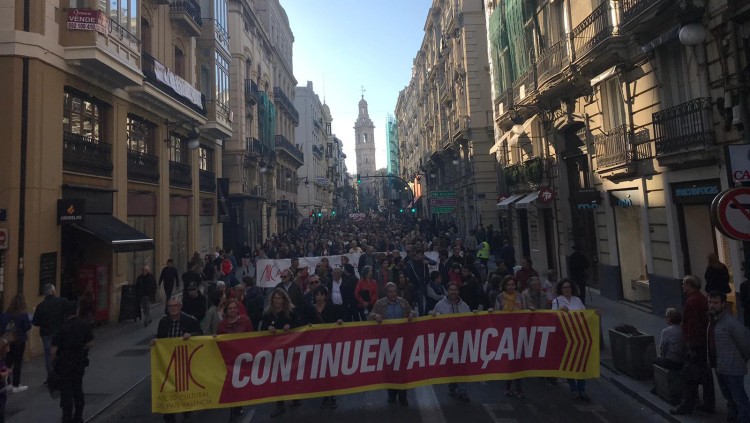 Milers de persones es manifesten a València pels drets lingüístics en la marxa del 25 d'abril| EL TEMPS