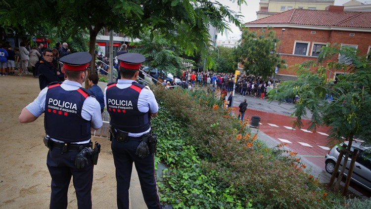 Segons un testimoni policial, els Mossos s'amagaven "entre les bardisses" i no oferien aigua els policies nacionals i guàrdies civils l'1 d'octubre. Efe