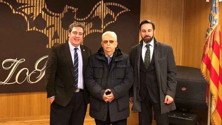  Jose María Llanos, coordinador de Vox València, amb el líder de Vox Santiago Abascal, a la seu de Lo Rat Penat, l’entitat senyera del blaverisme.  Al mig, Fernando Millán, vicesecretari d'Unió i Germania, exregidor del PSPV a València, exmembre d'un partit fundat per l'exconseller empresonat Rafael Blasco, PSD, i exmilitant de CV. 