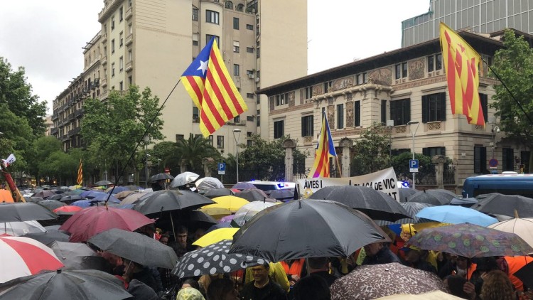 Imatge de la manifestació davant la delegació del Govern espanyol a Barcelona. Òmnium Cultural