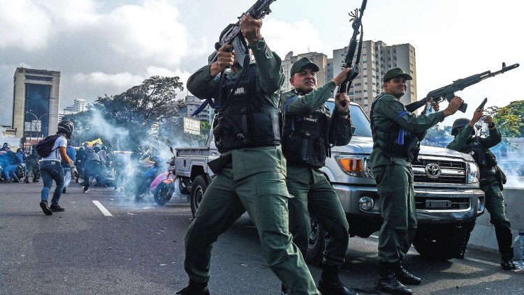 Soldats actuen a Veneçuela. Der Spiegel