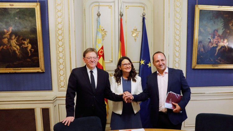 XImo Puig, Mónica Oltra i Rubén Martínez Dalmau, fotografiats a la sala Pinazo de les Corts aquest dimarts, poc abans de començar la seua primera reunió conjunta. / EFE