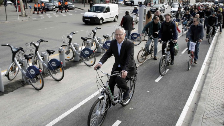 L'alcalde de València, Joan Ribó, seguit de l'edil de Mobilitat Sostenible, Giuseppe Grezzi, i d'un grup de ciclistes durant la inauguració de l'anella ciclista de la ciutat.. EFE