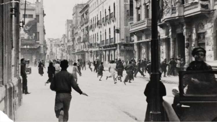Habitants de Castelló corren cap al refugir antiaeri de la Porta del Sol (any 1937). Col·lecció de la Guerra Civil Espanyola de la Biblioteca Nacional