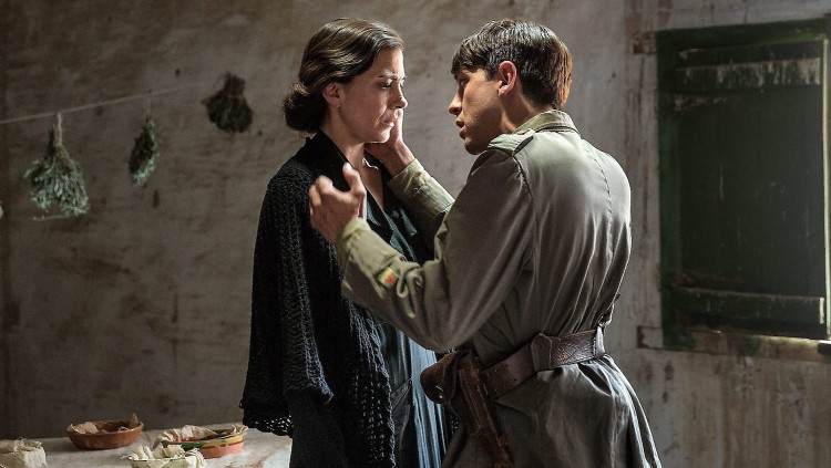 Una escena d'Incerta glòria, amb Núria Prim, guardonada per Cartelera Turia.