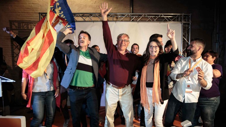 Joan Ribó, els seus regidors i Mónica Oltra celebren el resultat de Compromís a València.. EFE