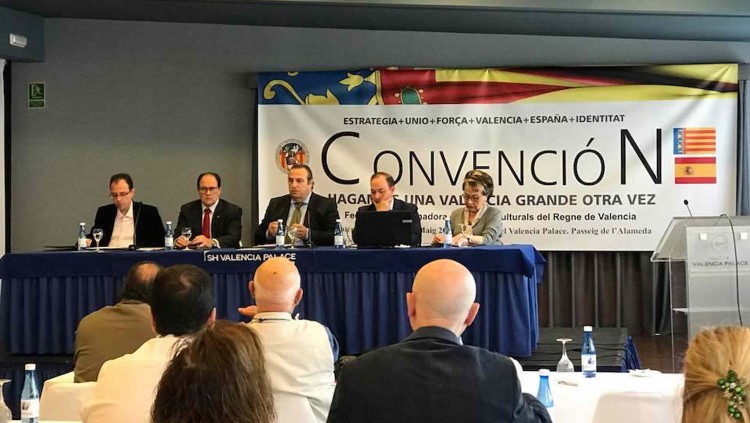 Manuel Latorre, el segon per l'esquerra, junt amb Juan Garcia Sentandreu, al mig, en un acte d'intent de refundació del vell partit ultradretà| EL TEMPS
