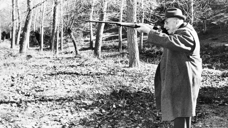 El dictador Francisco Franco fent servir una escopeta al Palau Reial del Pardo. Efe / Arxiu