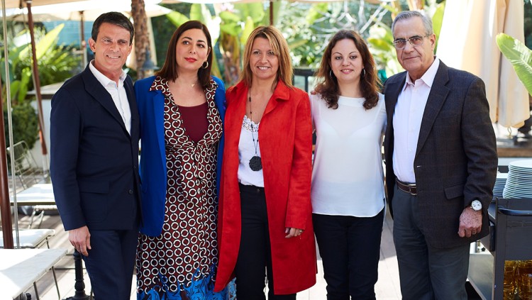 Entorn VALLS. Eva Parera, al centre de la imatge, promou un partit d’abast català. Propera a l’exprimer ministre francès, és l’única regidora que segueix al seu costat a l’Ajuntament de Barcelona.. Efe
