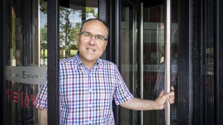 Asensi Descalç, professor d'Economia Aplicada de la Universitat de València. Eva Máñez