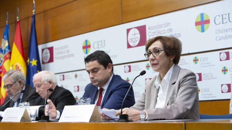 Vicenta Rodríguez, secretària autonòmica d'Escoles Catòliques al territori valencià, durant la presentació del manifest "Per una educació en llibertat' a la Universitat CEU Cardenal Herrera| CEU Mitjans de Comunicació